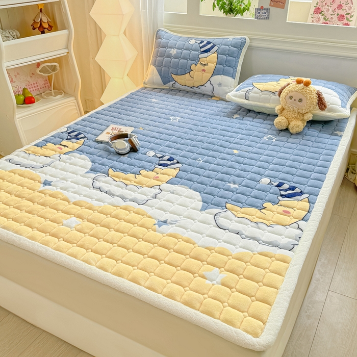 91家纺网 家纺一手货源 找家纺 优品惠 2025新款牛奶绒夹棉床护垫夹棉床褥床盖床单加厚保暖 月亮萌宝