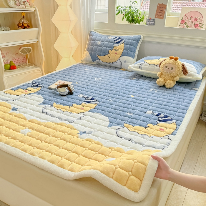 91家纺网 家纺一手货源 找家纺 优品惠 2025新款牛奶绒夹棉床护垫夹棉床褥床盖床单加厚保暖 月亮萌宝