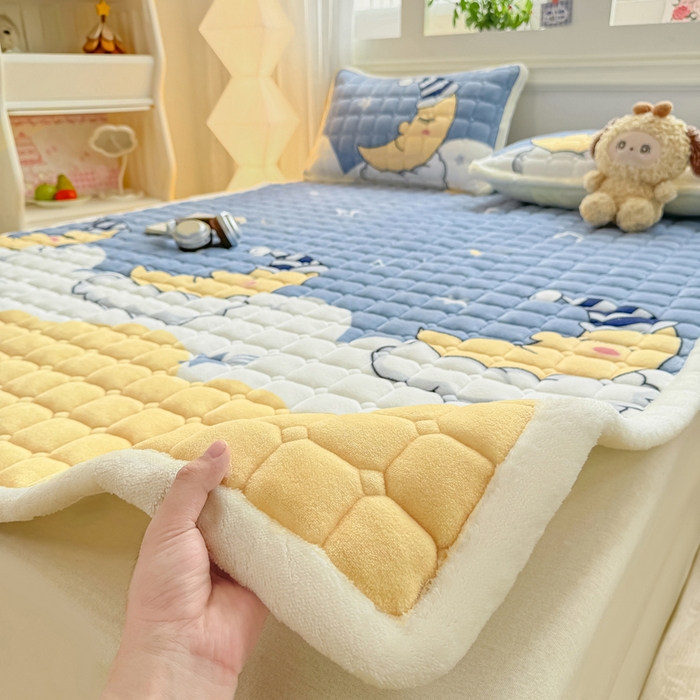 91家纺网 家纺一手货源 找家纺 优品惠 2025新款牛奶绒夹棉床护垫夹棉床褥床盖床单加厚保暖 月亮萌宝