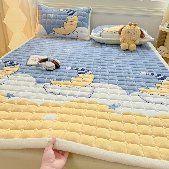 91家纺网 家纺一手货源 找家纺 优品惠 2025新款牛奶绒夹棉床护垫夹棉床褥床盖床单加厚保暖 月亮萌宝