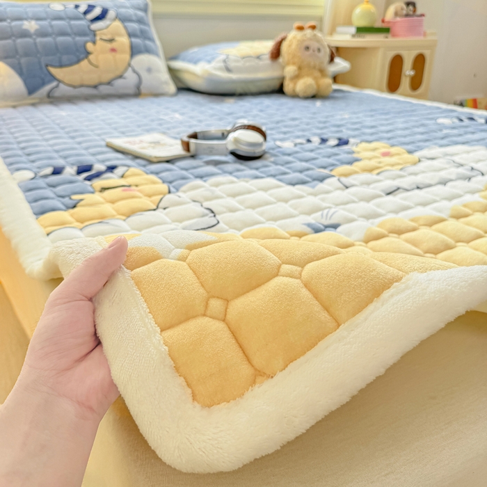 91家纺网 家纺一手货源 找家纺 优品惠 2025新款牛奶绒夹棉床护垫夹棉床褥床盖床单加厚保暖 月亮萌宝