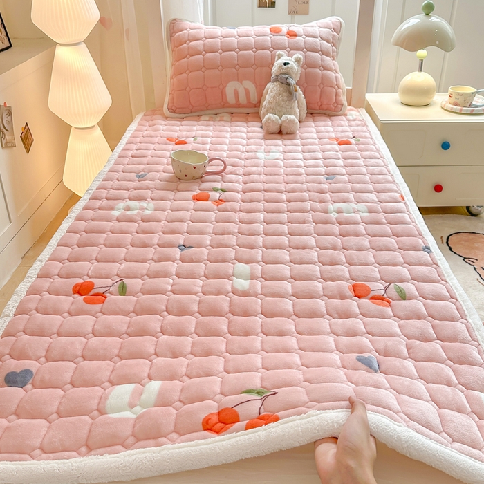 优品惠 2025新款冬季牛奶绒床垫床褥垫子床护垫加绒床盖学生宿舍上下铺 字母樱桃