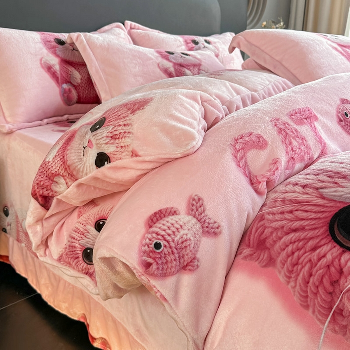 91家纺网 家纺一手货源 找家纺 宝薇 2025新款8斤宝宝绒数码5D牛奶绒四件套 粉小喵