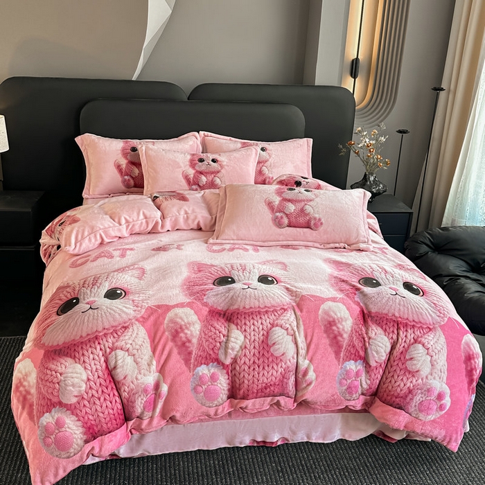 91家纺网 家纺一手货源 找家纺 宝薇 2025新款8斤宝宝绒数码5D牛奶绒四件套 粉小喵