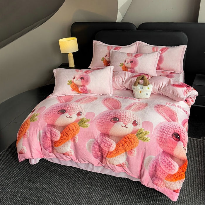 91家纺网 家纺一手货源 找家纺 宝薇 2025新款8斤宝宝绒数码5D牛奶绒四件套 幸运兔粉