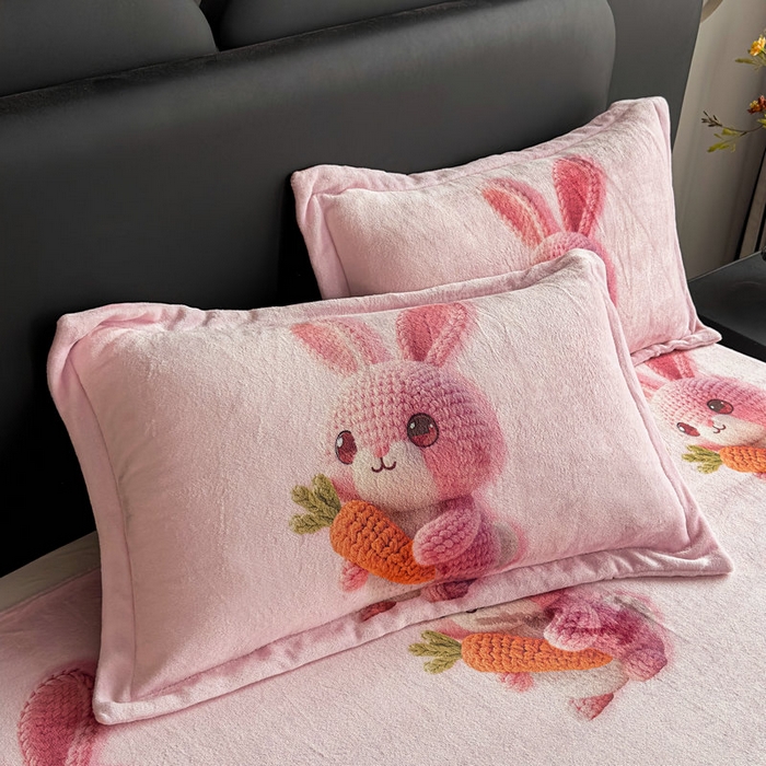 91家纺网 家纺一手货源 找家纺 宝薇 2025新款8斤宝宝绒数码5D牛奶绒四件套 幸运兔粉