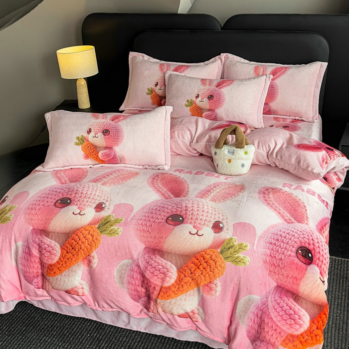 91家纺网 家纺一手货源 找家纺 宝薇 2025新款8斤宝宝绒数码5D牛奶绒四件套 幸运兔粉