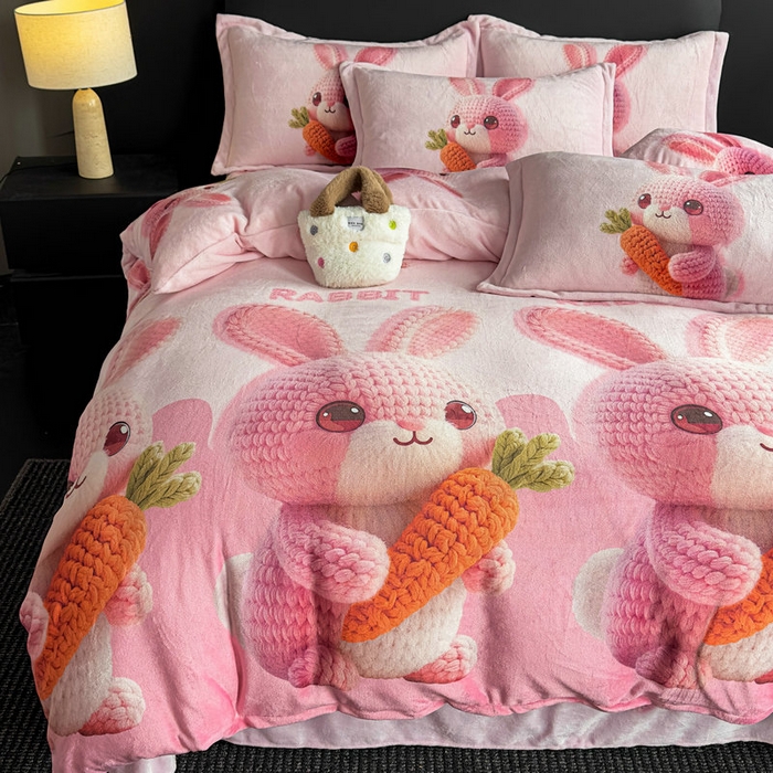 91家纺网 家纺一手货源 找家纺 宝薇 2025新款8斤宝宝绒数码5D牛奶绒四件套 幸运兔粉