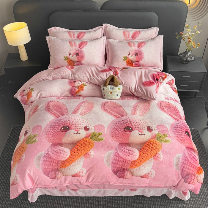 91家纺网 家纺一手货源 找家纺 宝薇 2025新款8斤宝宝绒数码5D牛奶绒四件套 幸运兔粉