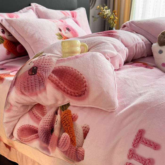 91家纺网 家纺一手货源 找家纺 宝薇 2025新款8斤宝宝绒数码5D牛奶绒四件套 幸运兔粉