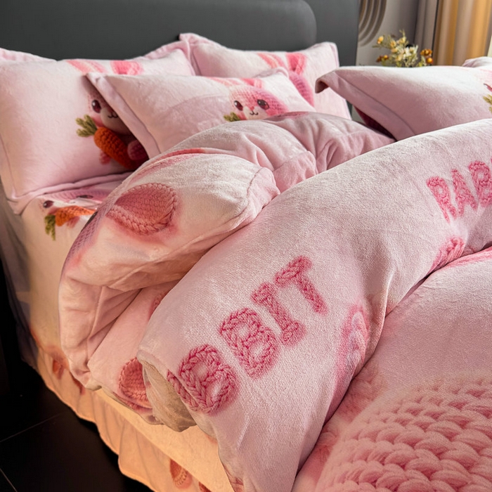 91家纺网 家纺一手货源 找家纺 宝薇 2025新款8斤宝宝绒数码5D牛奶绒四件套 幸运兔粉