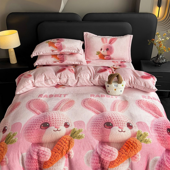 91家纺网 家纺一手货源 找家纺 宝薇 2025新款8斤宝宝绒数码5D牛奶绒四件套 幸运兔粉