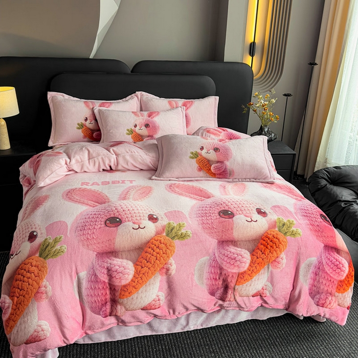 91家纺网 家纺一手货源 找家纺 宝薇 2025新款8斤宝宝绒数码5D牛奶绒四件套 幸运兔粉