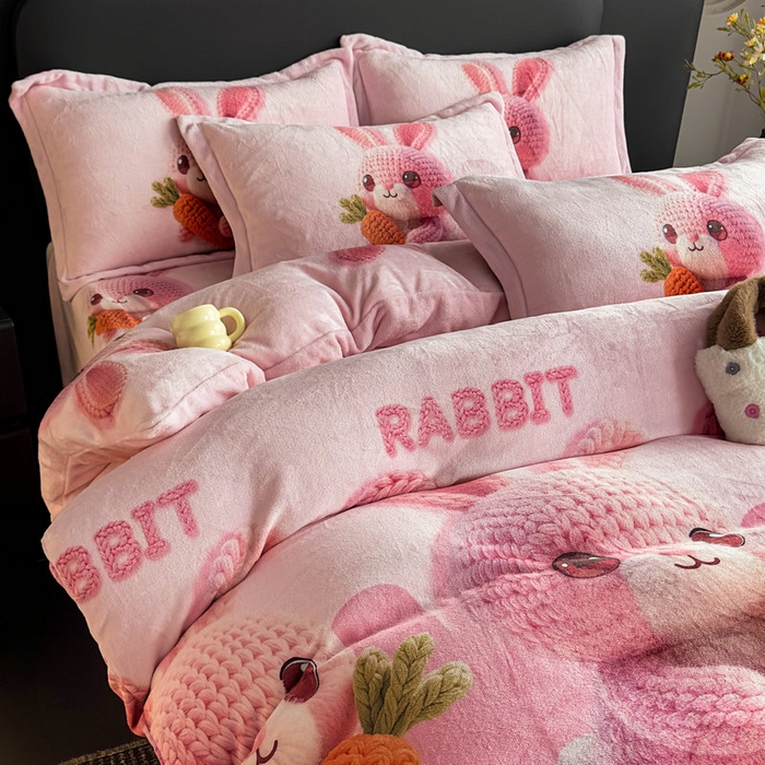 91家纺网 家纺一手货源 找家纺 宝薇 2025新款8斤宝宝绒数码5D牛奶绒四件套 幸运兔粉