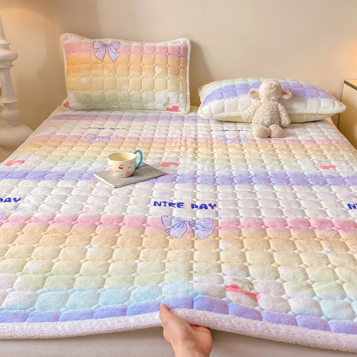 91家纺网 家纺一手货源 找家纺 优品惠 2025新款牛奶绒夹棉床护垫夹棉床褥床盖床单加厚保暖 彩虹蝴蝶结