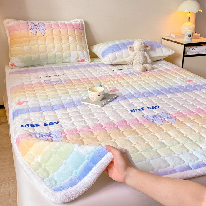 91家纺网 家纺一手货源 找家纺 优品惠 2025新款牛奶绒夹棉床护垫夹棉床褥床盖床单加厚保暖 彩虹蝴蝶结