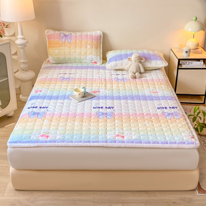 91家纺网 家纺一手货源 找家纺 优品惠 2025新款牛奶绒夹棉床护垫夹棉床褥床盖床单加厚保暖 彩虹蝴蝶结