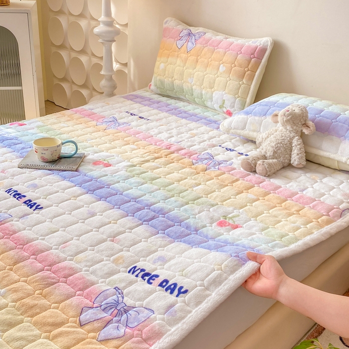 91家纺网 家纺一手货源 找家纺 优品惠 2025新款牛奶绒夹棉床护垫夹棉床褥床盖床单加厚保暖 彩虹蝴蝶结