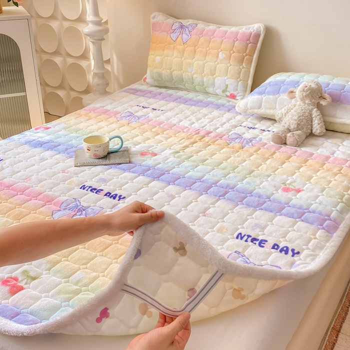 91家纺网 家纺一手货源 找家纺 优品惠 2025新款牛奶绒夹棉床护垫夹棉床褥床盖床单加厚保暖 彩虹蝴蝶结