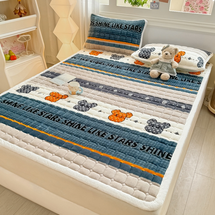 91家纺网 家纺一手货源 找家纺 优品惠 2025新款牛奶绒夹棉床护垫夹棉床褥床盖床单加厚保暖 都市潮熊