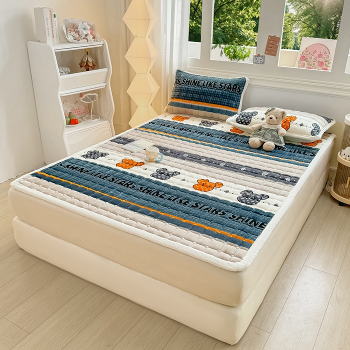 91家纺网 家纺一手货源 找家纺 优品惠 2025新款牛奶绒夹棉床护垫夹棉床褥床盖床单加厚保暖 都市潮熊