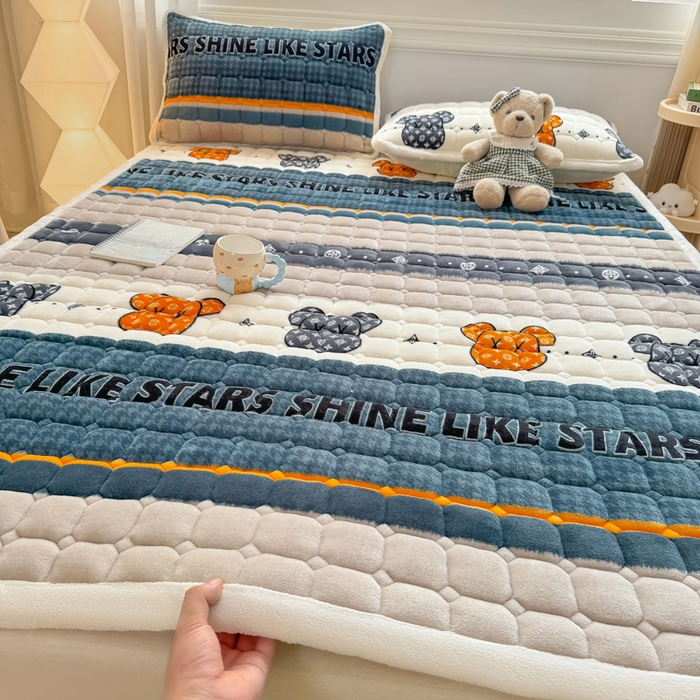 91家纺网 家纺一手货源 找家纺 优品惠 2025新款牛奶绒夹棉床护垫夹棉床褥床盖床单加厚保暖 都市潮熊