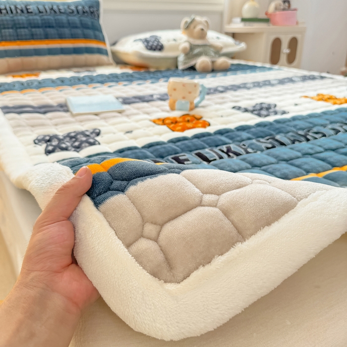 91家纺网 家纺一手货源 找家纺 优品惠 2025新款牛奶绒夹棉床护垫夹棉床褥床盖床单加厚保暖 都市潮熊