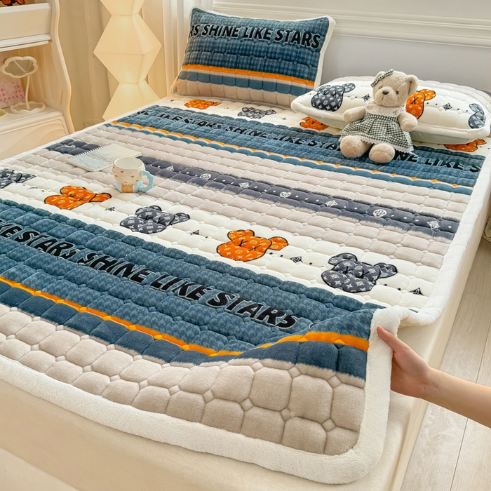 91家纺网 家纺一手货源 找家纺 优品惠 2025新款牛奶绒夹棉床护垫夹棉床褥床盖床单加厚保暖 都市潮熊