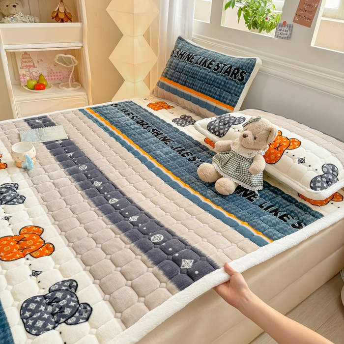 91家纺网 家纺一手货源 找家纺 优品惠 2025新款牛奶绒夹棉床护垫夹棉床褥床盖床单加厚保暖 都市潮熊