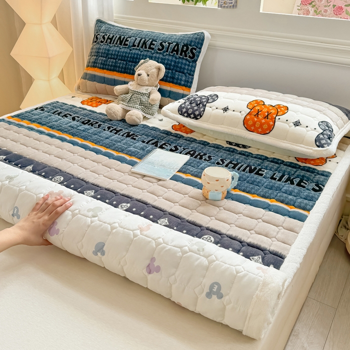 91家纺网 家纺一手货源 找家纺 优品惠 2025新款牛奶绒夹棉床护垫夹棉床褥床盖床单加厚保暖 都市潮熊