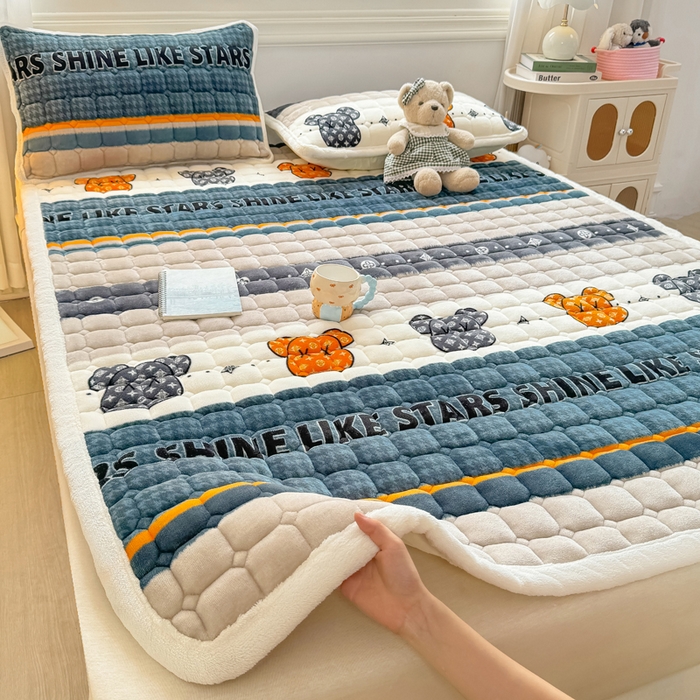 91家纺网 家纺一手货源 找家纺 优品惠 2025新款牛奶绒夹棉床护垫夹棉床褥床盖床单加厚保暖 都市潮熊