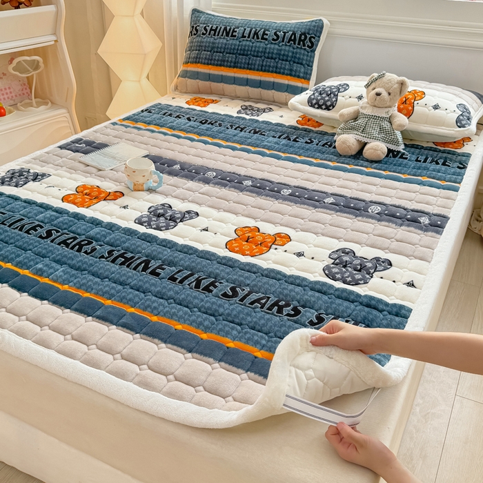 91家纺网 家纺一手货源 找家纺 优品惠 2025新款牛奶绒夹棉床护垫夹棉床褥床盖床单加厚保暖 都市潮熊