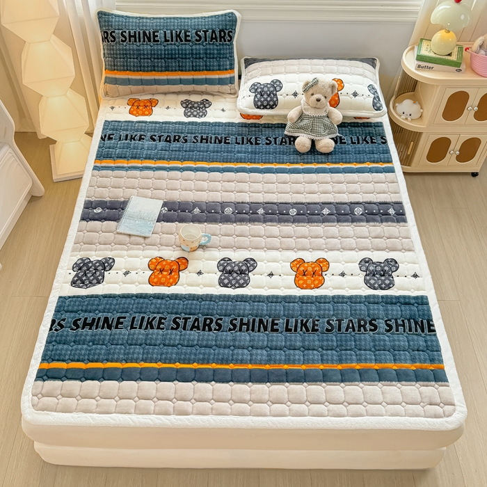 91家纺网 家纺一手货源 找家纺 优品惠 2025新款牛奶绒夹棉床护垫夹棉床褥床盖床单加厚保暖 都市潮熊