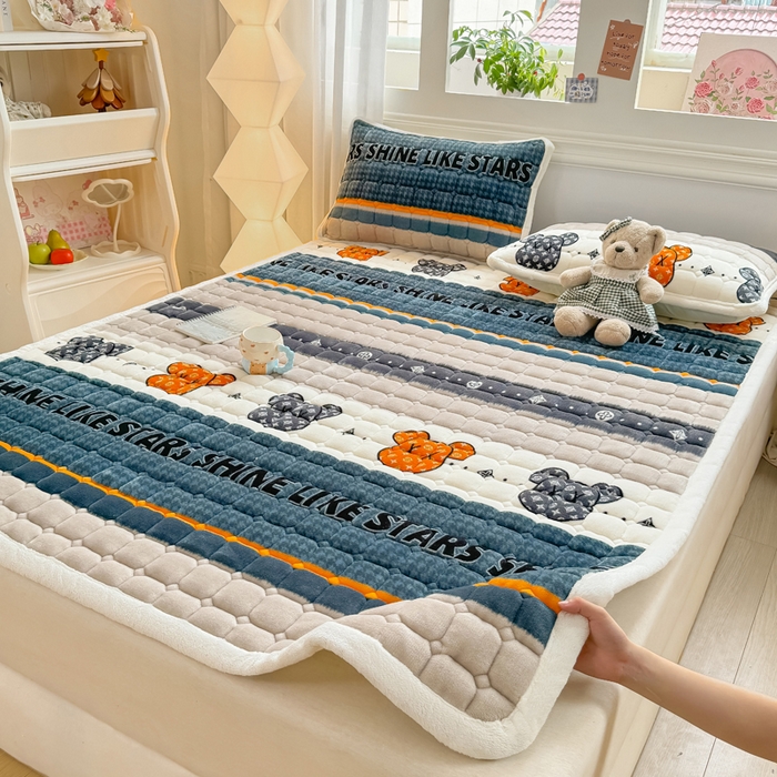 91家纺网 家纺一手货源 找家纺 优品惠 2025新款牛奶绒夹棉床护垫夹棉床褥床盖床单加厚保暖 都市潮熊