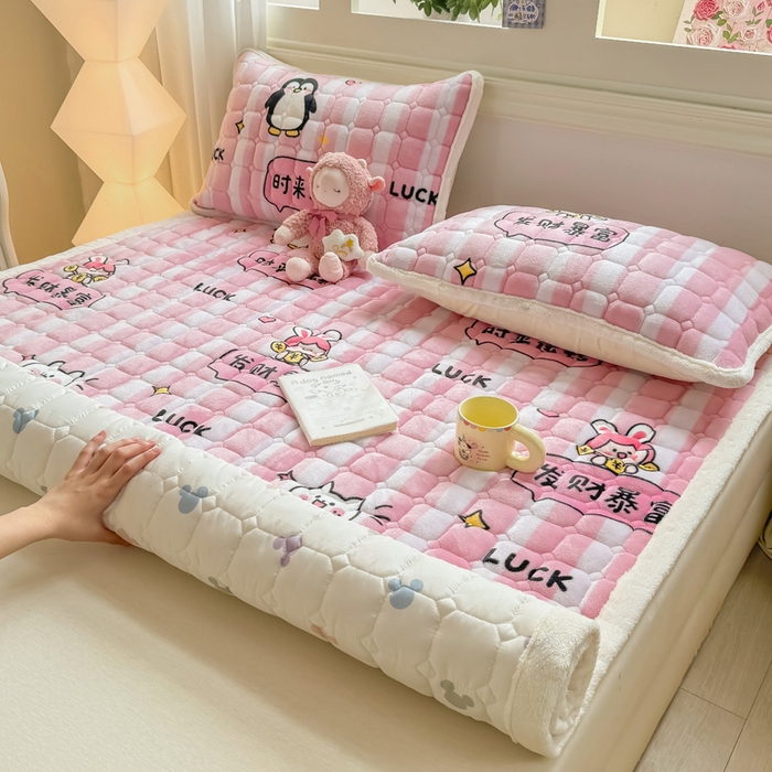 91家纺网 家纺一手货源 找家纺 优品惠 2025新款牛奶绒夹棉床护垫夹棉床褥床盖床单加厚保暖 发财暴富