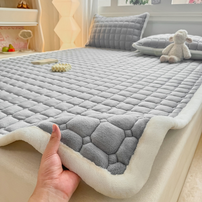 91家纺网 家纺一手货源 找家纺 优品惠 2025新款牛奶绒夹棉床护垫夹棉床褥床盖床单加厚保暖 高级灰