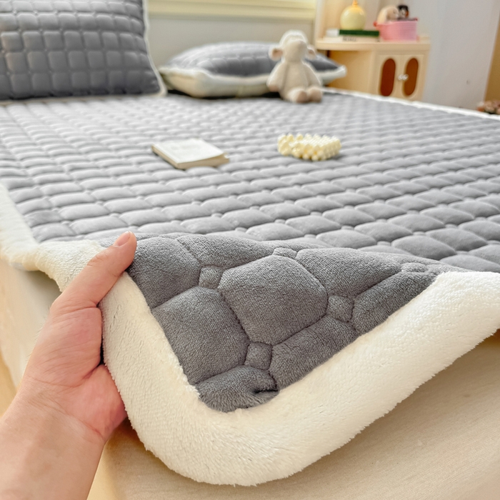 91家纺网 家纺一手货源 找家纺 优品惠 2025新款牛奶绒夹棉床护垫夹棉床褥床盖床单加厚保暖 高级灰