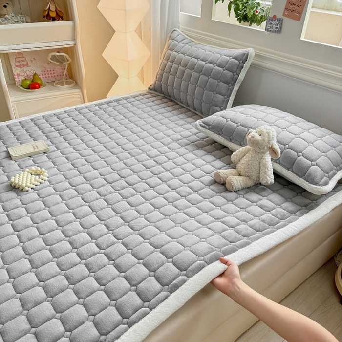 91家纺网 家纺一手货源 找家纺 优品惠 2025新款牛奶绒夹棉床护垫夹棉床褥床盖床单加厚保暖 高级灰