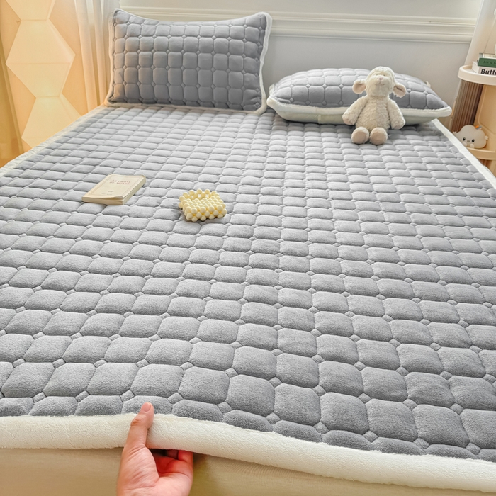 91家纺网 家纺一手货源 找家纺 优品惠 2025新款牛奶绒夹棉床护垫夹棉床褥床盖床单加厚保暖 高级灰