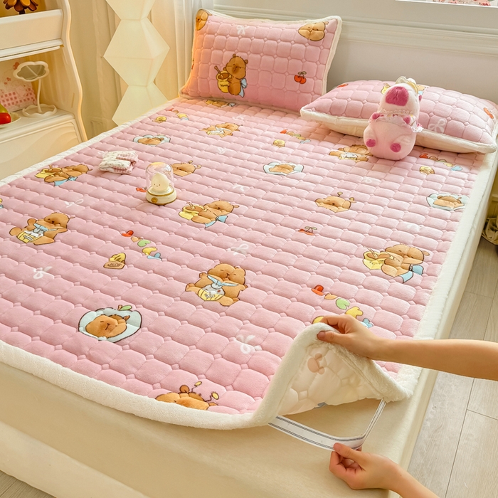 91家纺网 家纺一手货源 找家纺 优品惠 2025新款牛奶绒夹棉床护垫夹棉床褥床盖床单加厚保暖 卡皮巴拉粉