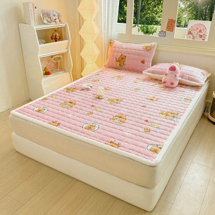 91家纺网 家纺一手货源 找家纺 优品惠 2025新款牛奶绒夹棉床护垫夹棉床褥床盖床单加厚保暖 卡皮巴拉粉