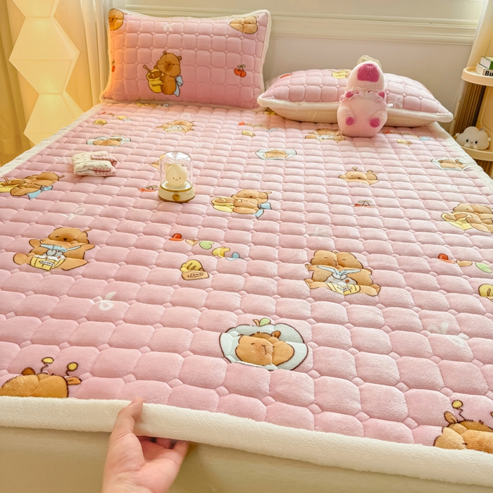 91家纺网 家纺一手货源 找家纺 优品惠 2025新款牛奶绒夹棉床护垫夹棉床褥床盖床单加厚保暖 卡皮巴拉粉