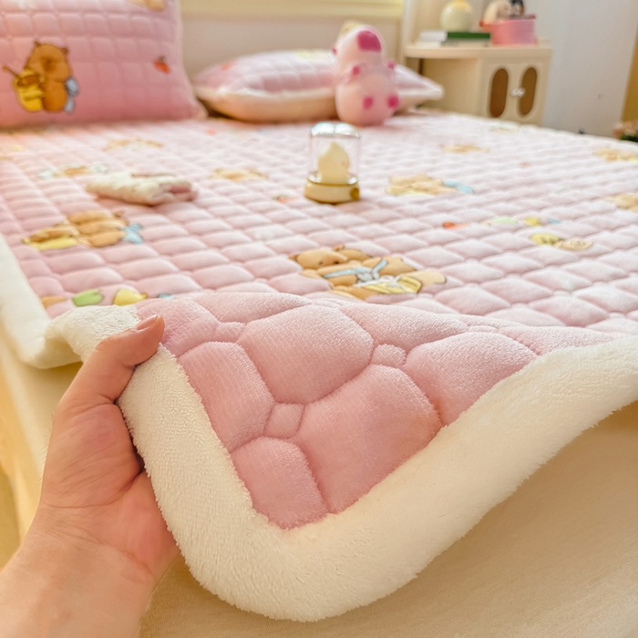 91家纺网 家纺一手货源 找家纺 优品惠 2025新款牛奶绒夹棉床护垫夹棉床褥床盖床单加厚保暖 卡皮巴拉粉