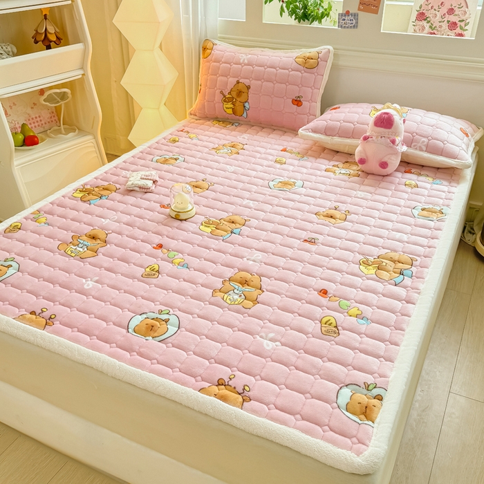 91家纺网 家纺一手货源 找家纺 优品惠 2025新款牛奶绒夹棉床护垫夹棉床褥床盖床单加厚保暖 卡皮巴拉粉