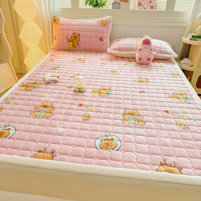 91家纺网 家纺一手货源 找家纺 优品惠 2025新款牛奶绒夹棉床护垫夹棉床褥床盖床单加厚保暖 卡皮巴拉粉