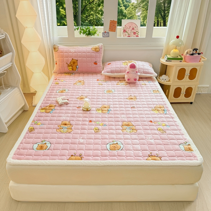 91家纺网 家纺一手货源 找家纺 优品惠 2025新款牛奶绒夹棉床护垫夹棉床褥床盖床单加厚保暖 卡皮巴拉粉