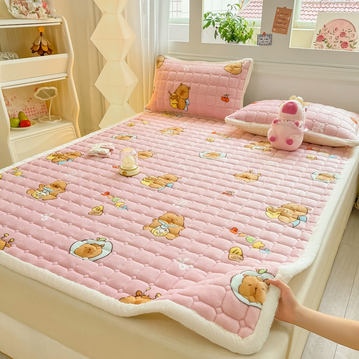 91家纺网 家纺一手货源 找家纺 优品惠 2025新款牛奶绒夹棉床护垫夹棉床褥床盖床单加厚保暖 卡皮巴拉粉