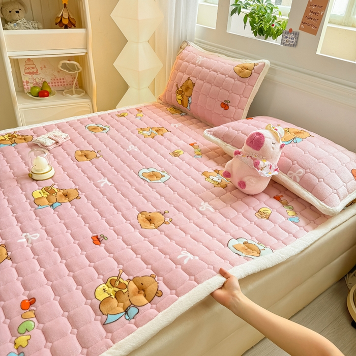 91家纺网 家纺一手货源 找家纺 优品惠 2025新款牛奶绒夹棉床护垫夹棉床褥床盖床单加厚保暖 卡皮巴拉粉