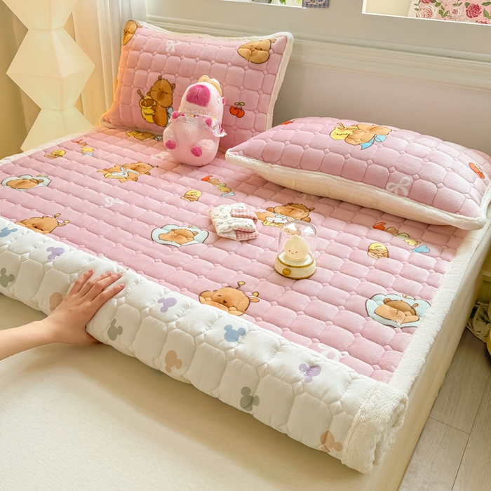 91家纺网 家纺一手货源 找家纺 优品惠 2025新款牛奶绒夹棉床护垫夹棉床褥床盖床单加厚保暖 卡皮巴拉粉