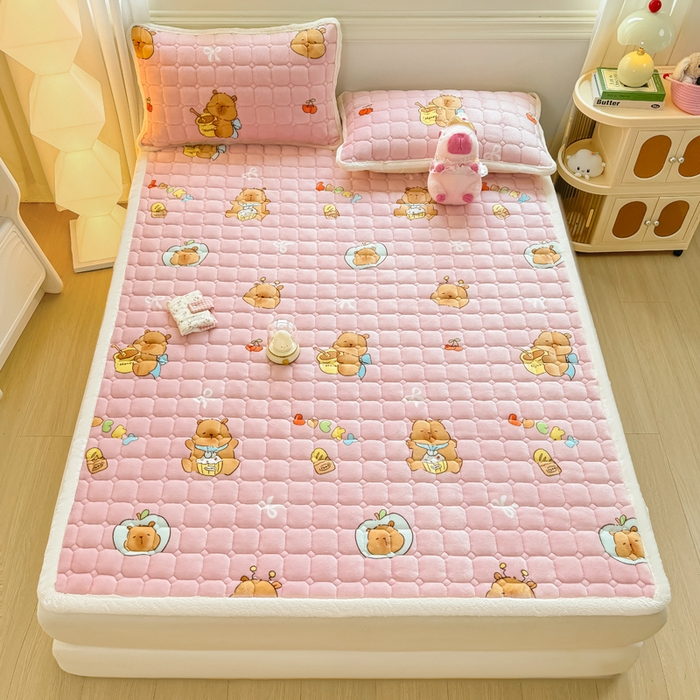 91家纺网 家纺一手货源 找家纺 优品惠 2025新款牛奶绒夹棉床护垫夹棉床褥床盖床单加厚保暖 卡皮巴拉粉